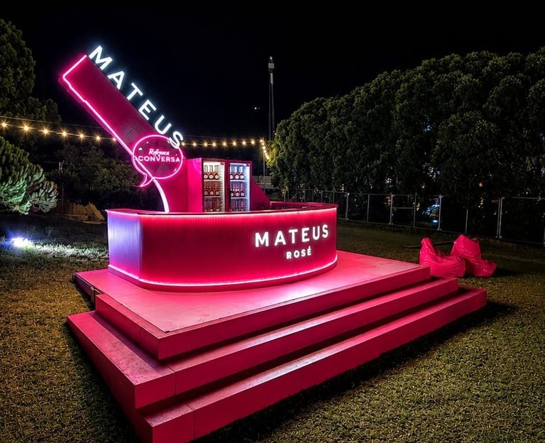 Activação Mateus Rosé no Festival da Comida Continente 2026, Parque da Cidade do Porto — garrafa gigante com letras monobloco impressas em 3D com LED e bar em plataforma — Sogrape, Woodini e Polvo Criativo Oficina